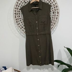 White House Black Market green button front cap sleeve dress size 4 like new